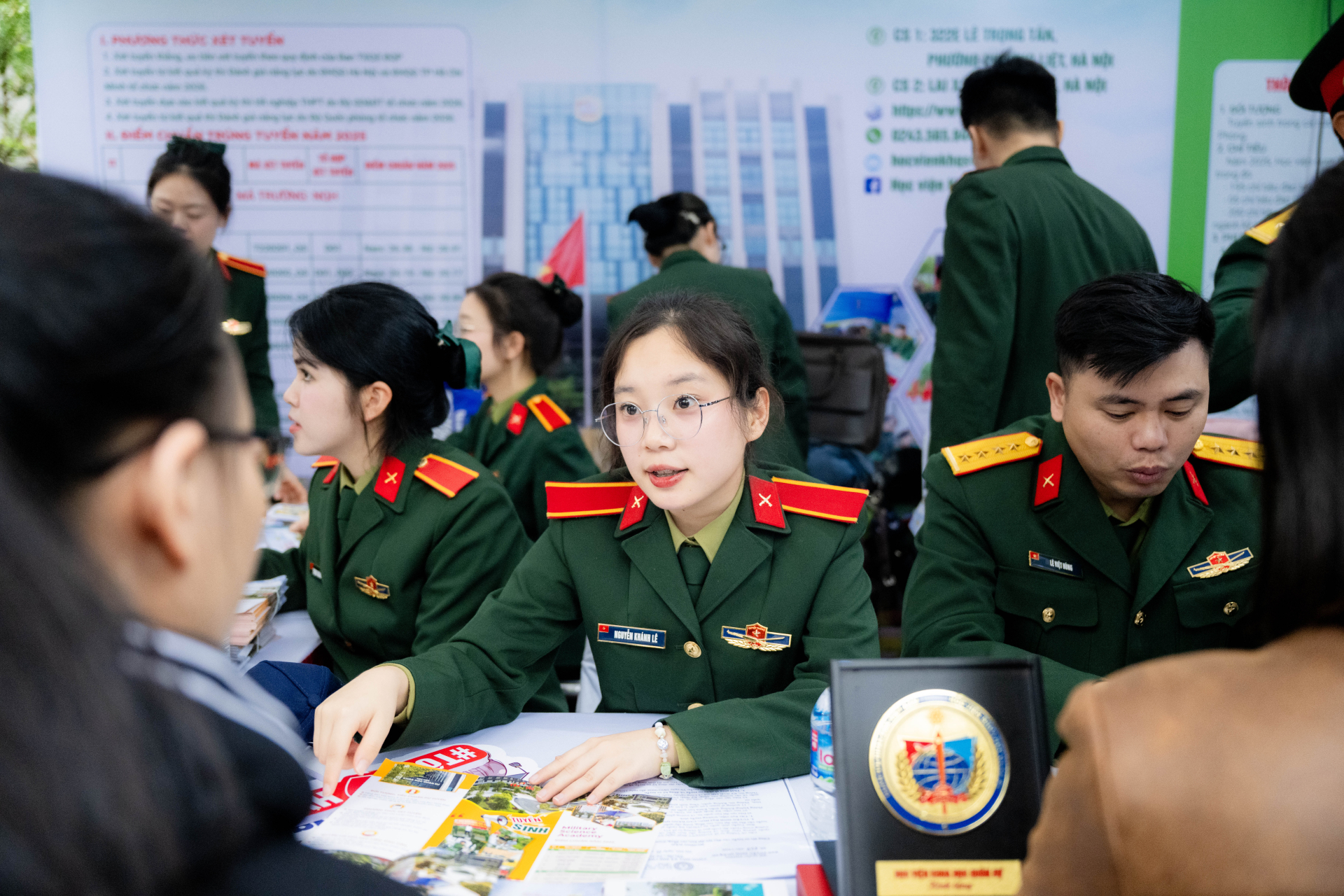 “Siêu Chủ nhật” tư vấn tuyển sinh 2026 tại Đại học Bách khoa Hà Nội: Hơn 320 gian trại, học sinh đội mưa đến tìm hiểu ngành học