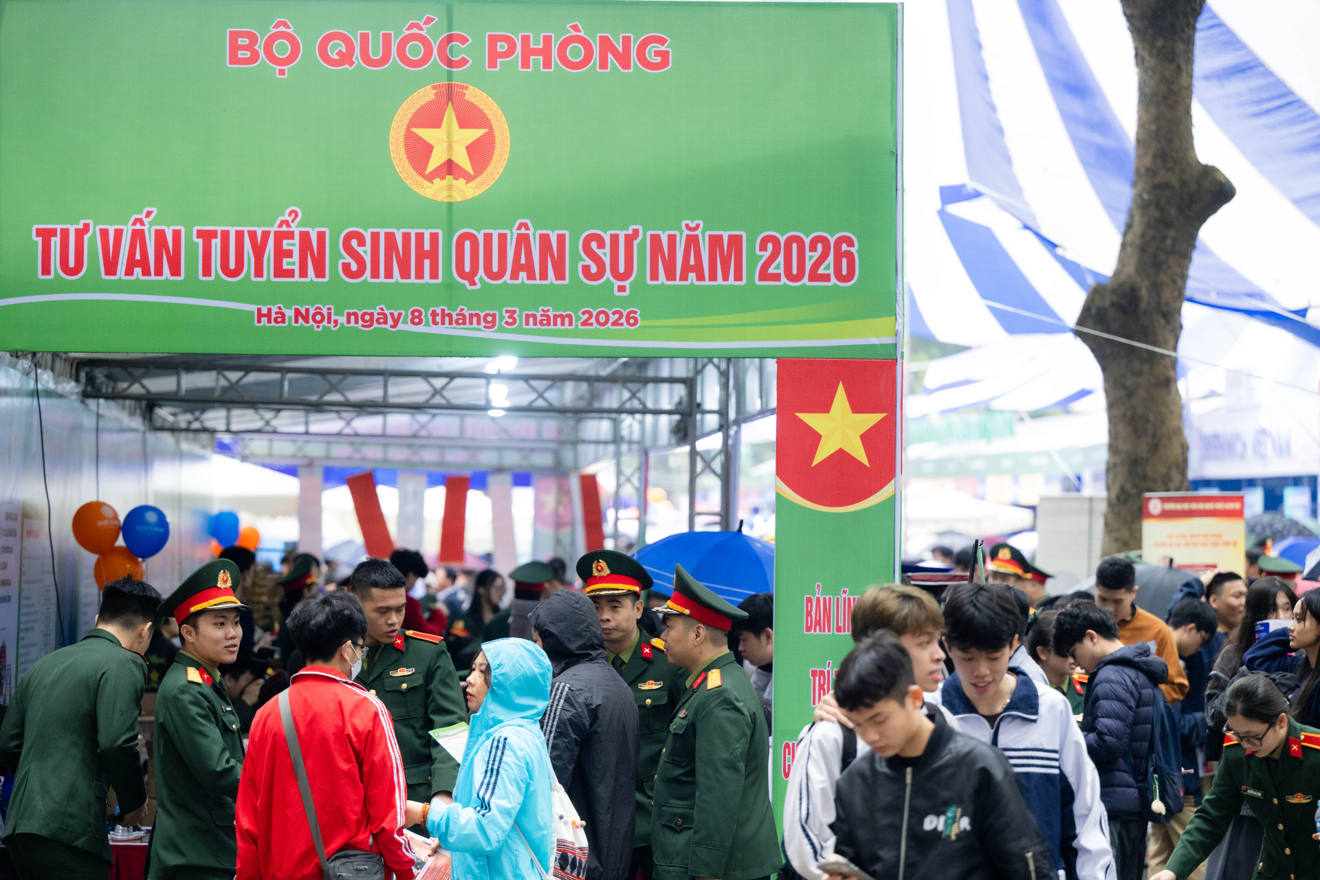 “Siêu Chủ nhật” tư vấn tuyển sinh 2026 tại Đại học Bách khoa Hà Nội: Hơn 320 gian trại, học sinh đội mưa đến tìm hiểu ngành học