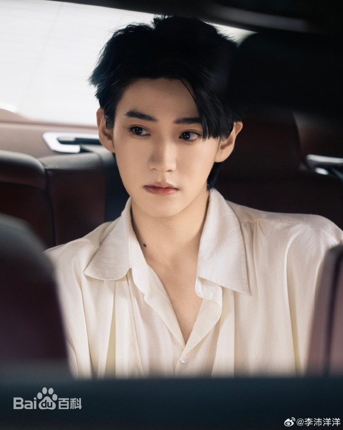 Lý Bái Dương bị chỉ trích dữ dội vì có hành vi bắt cá 2 tay. Ảnh: Sina. 