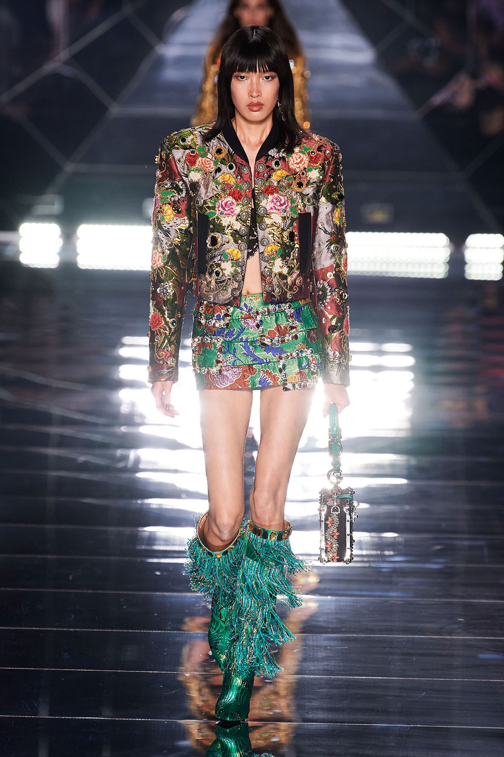 dahan-phuong-oanh-dolce-gabbana-xuan-he-2022-hau-truong-01-175128.jpg