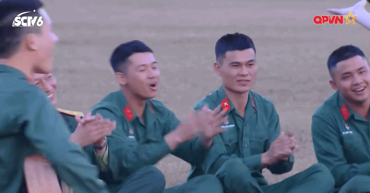   Thăng Văn Cương (thứ hai từ phải sang trái) chăm chú theo dõi khi Hòa Minzy biểu diễn (Ảnh: Sao Nhập Ngũ)   