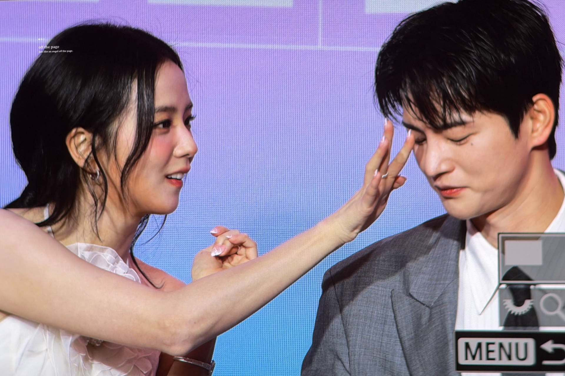 Jisoo skinship thân mật với Seo In Guk giữa họp báo, khiến công chúng không khỏi nghi ngờ về mối quan hệ thực sự giữa 2 nghệ sĩ. Ảnh: Naver