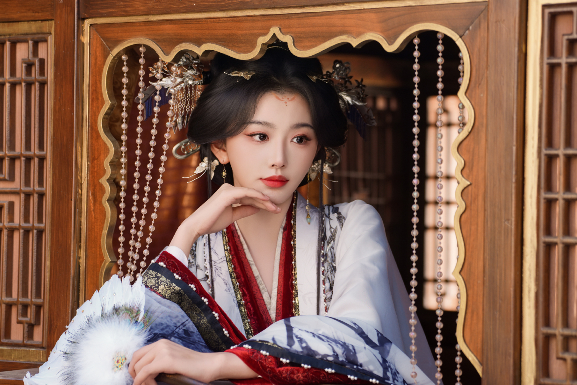 Nữ diễn viên được khen ngợi có tư thế cổ trang chuẩn mực