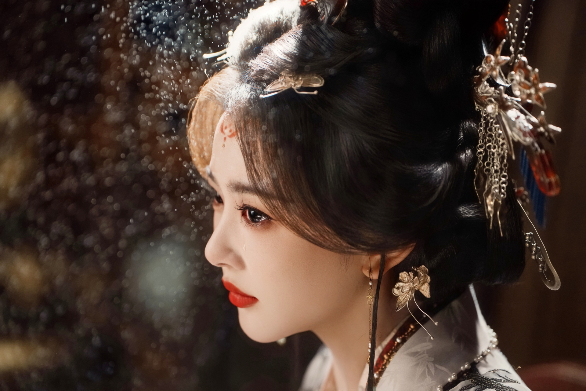 Ngược lại, vẻ đẹp của Khổng Tuyết Nhi còn làm tôn thêm trang phục