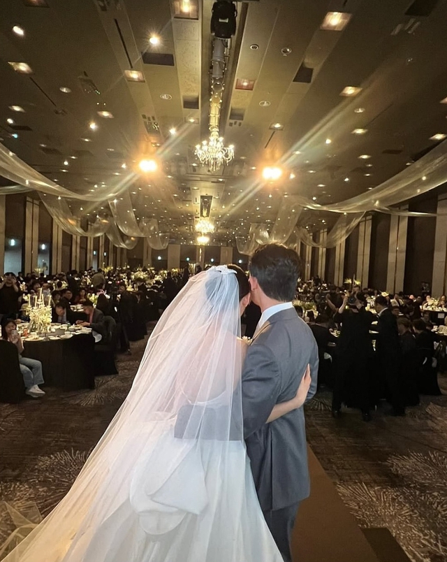 Minh tinh 8X dâng trào niềm hạnh phúc trong ngày trọng đại của đời mình. Ảnh: Naver