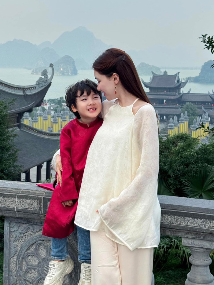 Thời điểm sinh bé Bo, Hoà Minzy cũng giữ im lặng suốt thời gian dài 