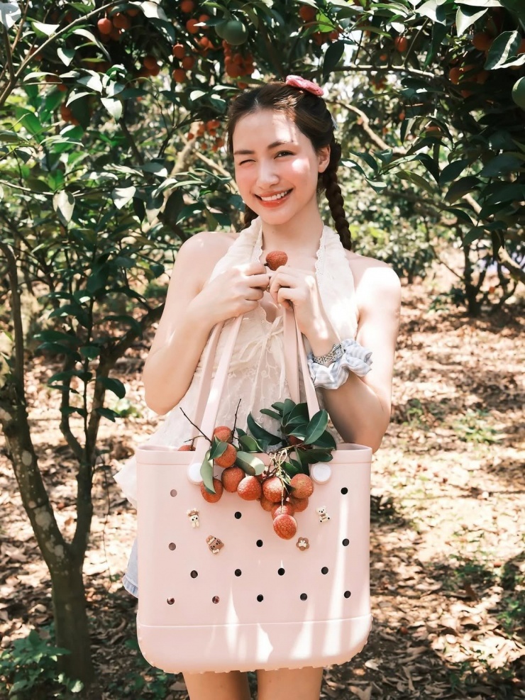 Hoà Minzy rất tự hào, nhiều lần nhắc về bố mẹ chồng là những người nông dân. Cô cũng từng đăng rất nhiều ảnh trong vườn vải của nhà chồng 