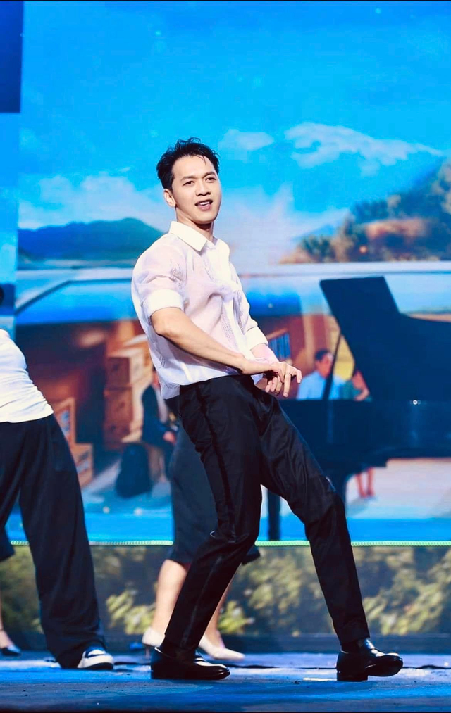 Trần Hùng Huy hát trong lễ kỷ niệm 30 năm thành lập công ty.