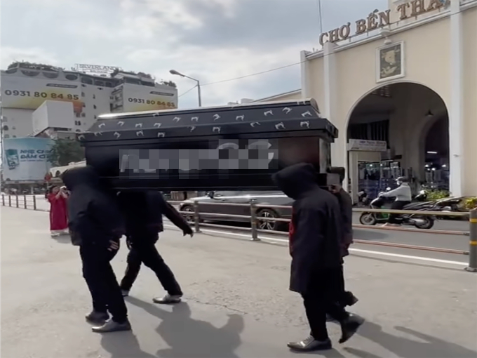Hình ảnh nhóm khiêng quan tài trước chợ Bến Thành (Ảnh chụp màn hình)