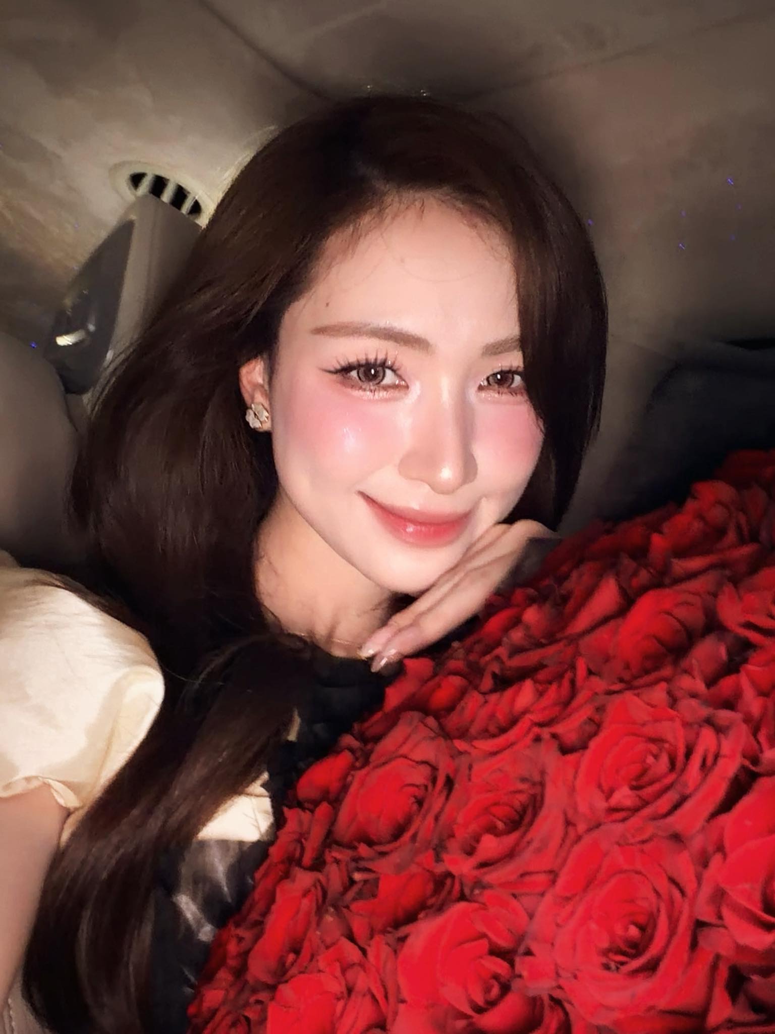 Hòa Minzy cũng đầy rạng rỡ, tươi tắn mỗi khi nhắc đến tình yêu bình yên này