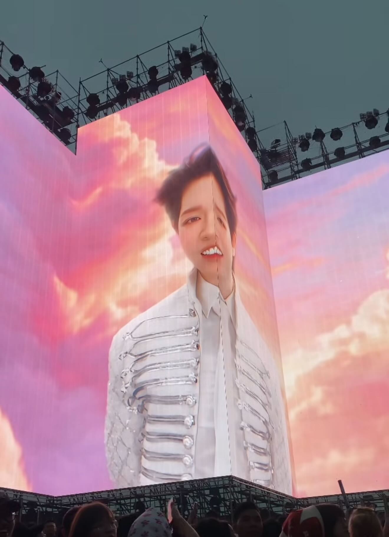 Trong một số khung hình, khuôn mặt nam ca sĩ bị kéo lệch sang hai phía, khiến các đường nét như sống mũi, miệng hay ánh nhìn trở nên méo mó (Ảnh: FBNV)