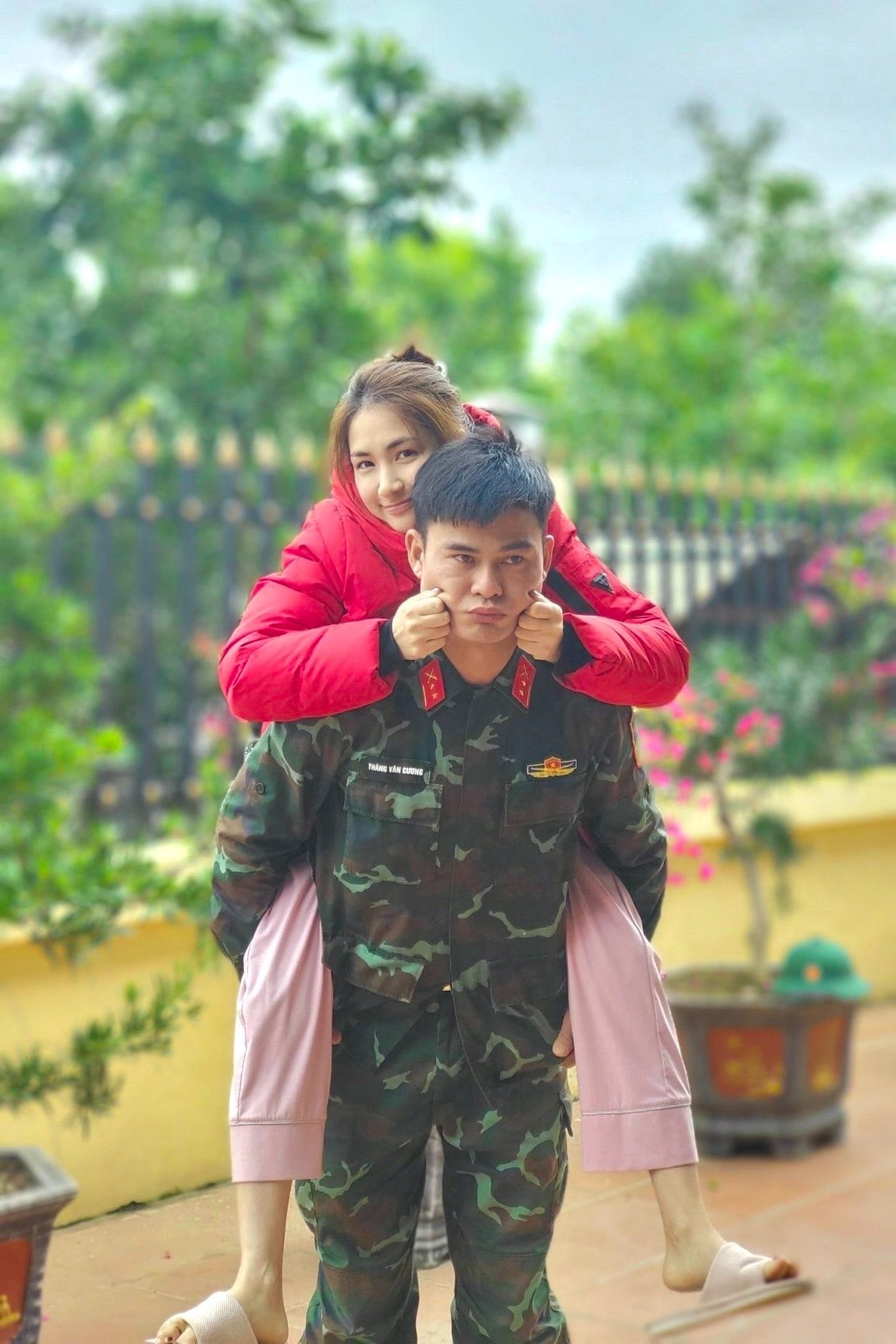 Đại úy Văn Cương tôn trọng công việc, sẵn sàng giữ kín bưng chuyện yêu đương với Hòa Minzy suốt nhiều năm