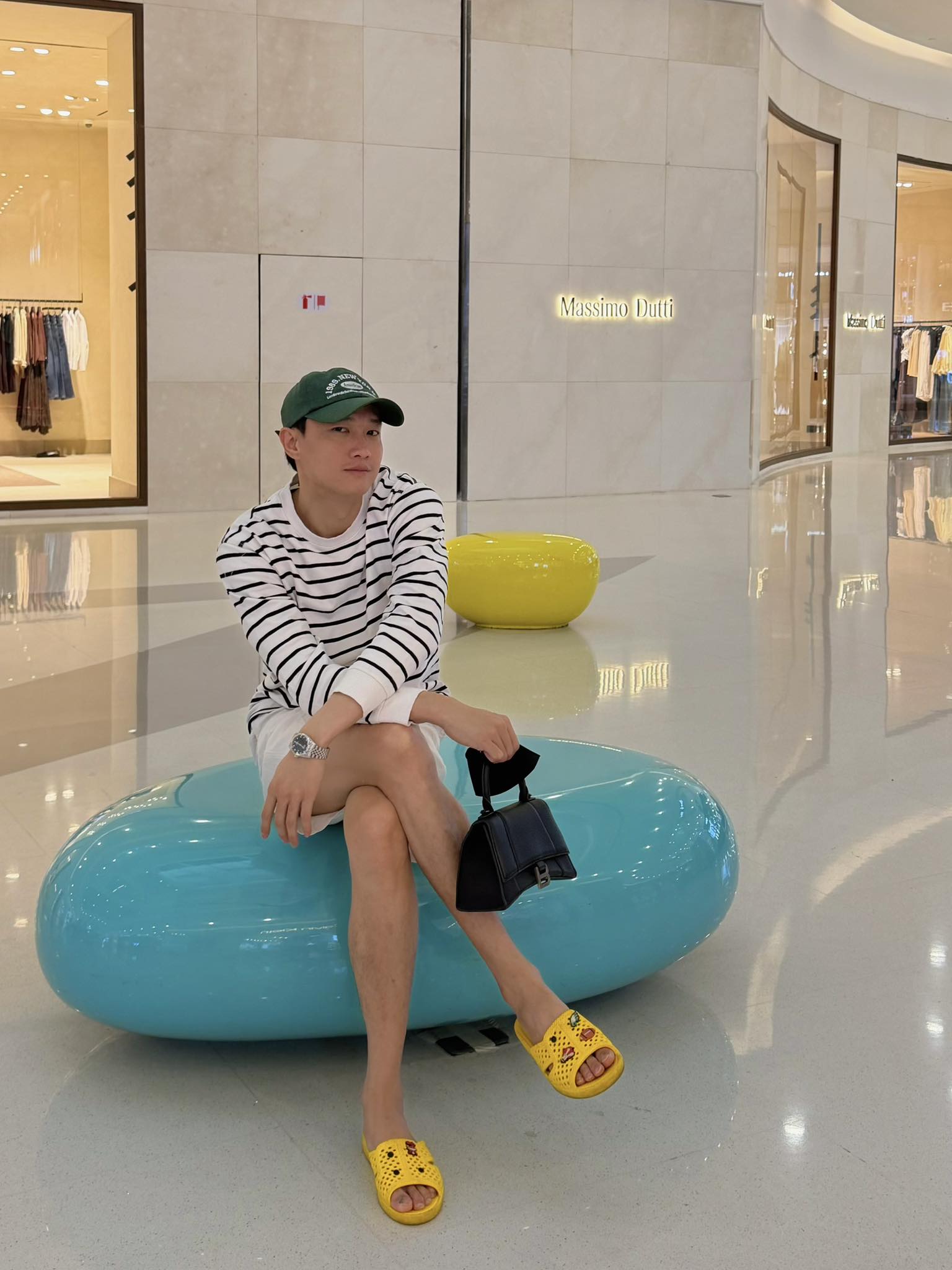 Quốc Trường đi shopping với thời trang độc đáo, thừa nhận đây mới là mình (Ảnh FBNV).