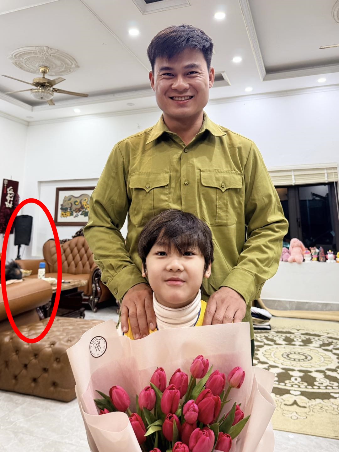 Hòa Minzy giải thích mái tóc gây bàn tán suốt những ngày qua là của ông ngoại bé Bo chứ không phải