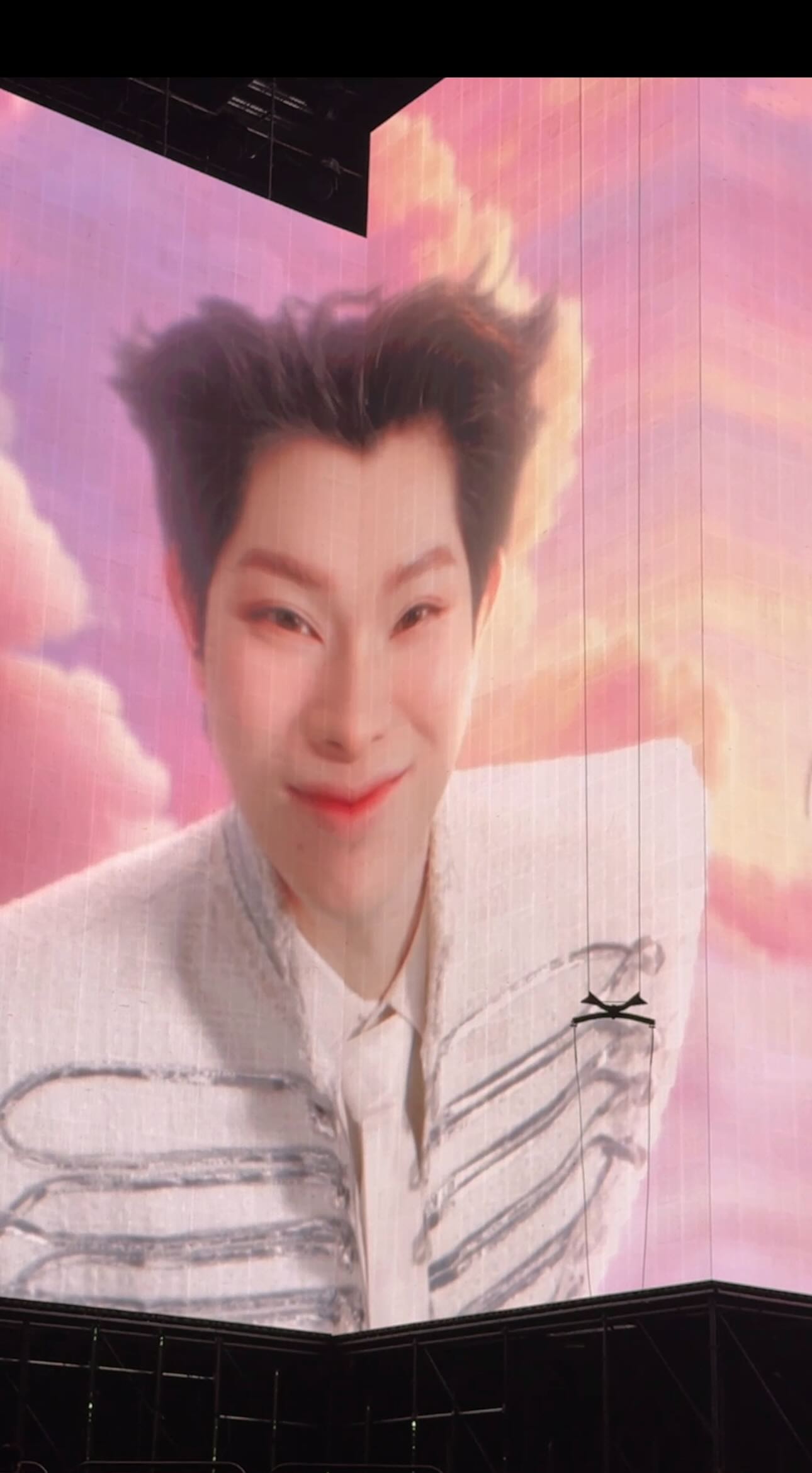 Gương mặt Đức Phúc đúng ngay điểm gập nên bị bẻ cong theo góc màn hình, tạo ra loạt biểu cảm “khó đỡ” (Ảnh: FBNV)