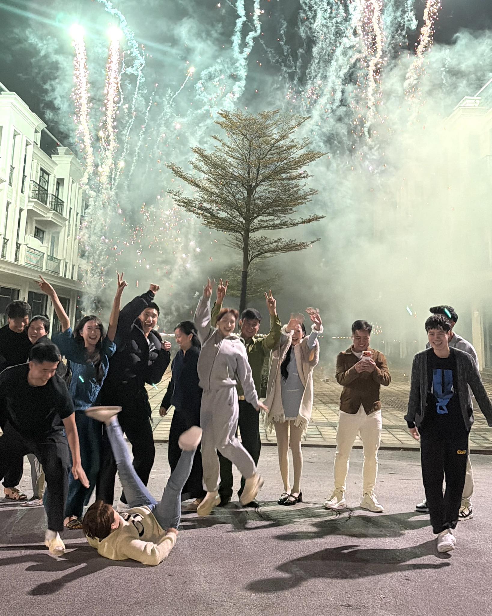 Hoà Minzy đã dắt chồng Đại uý ra mắt với hội bạn thân toàn cầu thủ