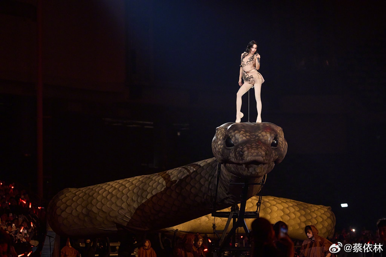 Tâm điểm tranh cãi là mô hình rắn cơ khí dài khoảng 30 mét xuất hiện trên sân khấu (Ảnh: Weibo)