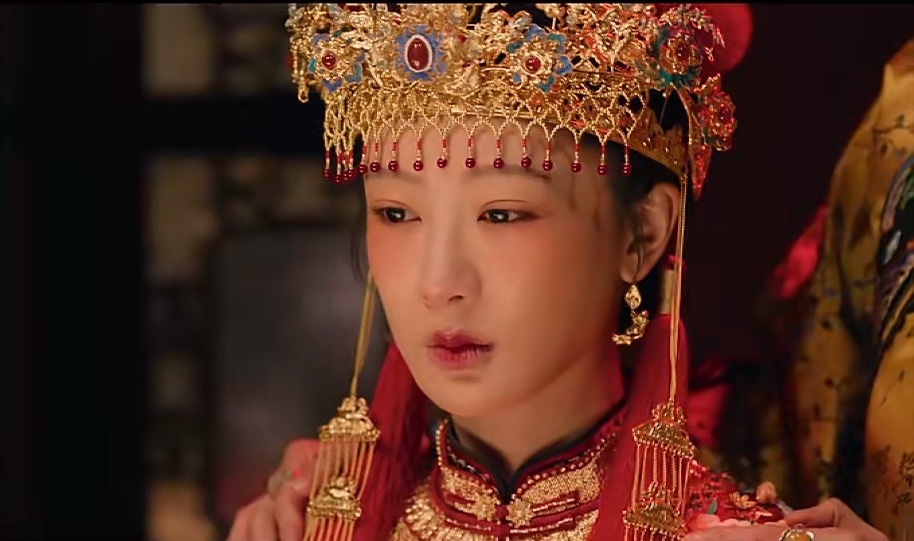 Tuy nhiên thực tế nhân vật làm lễ cưới khi mới 13 tuổi