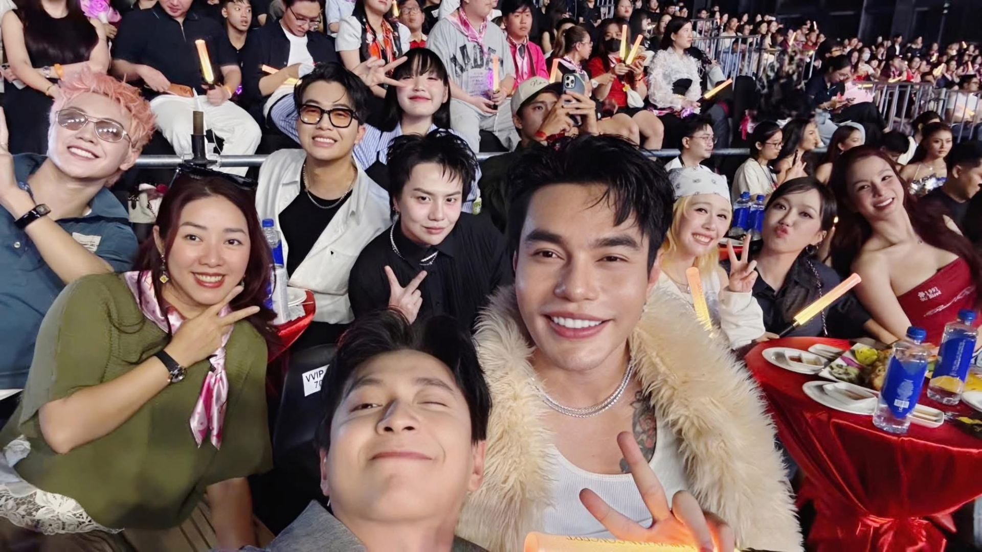 Sự xuất hiện của dàn sao trong fan concert của Hoà Minzy nói lên mối quan hệ trong showbiz cực kỳ rộng