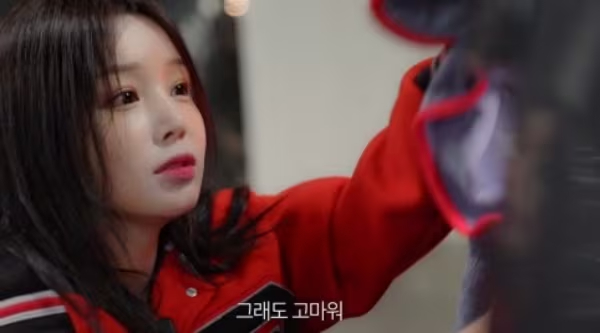 Nữ diễn viên xót xa khi nhìn cảnh chiếc ô tô của mình bị trầy xước khắp nơi sau vụ va chạm. Ảnh: Nate