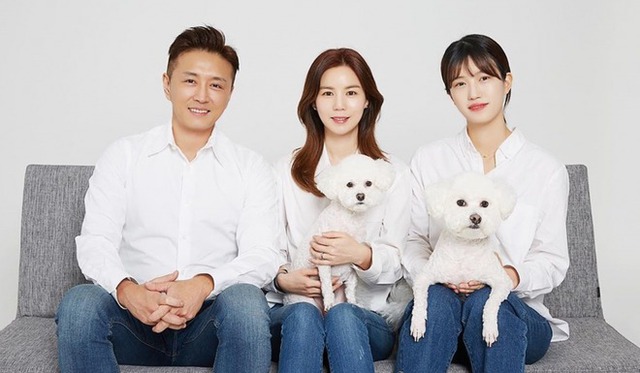 Vợ chồng diễn viên xuất hiện bên cạnh 1 trong những người con nuôi. Ảnh: Naver