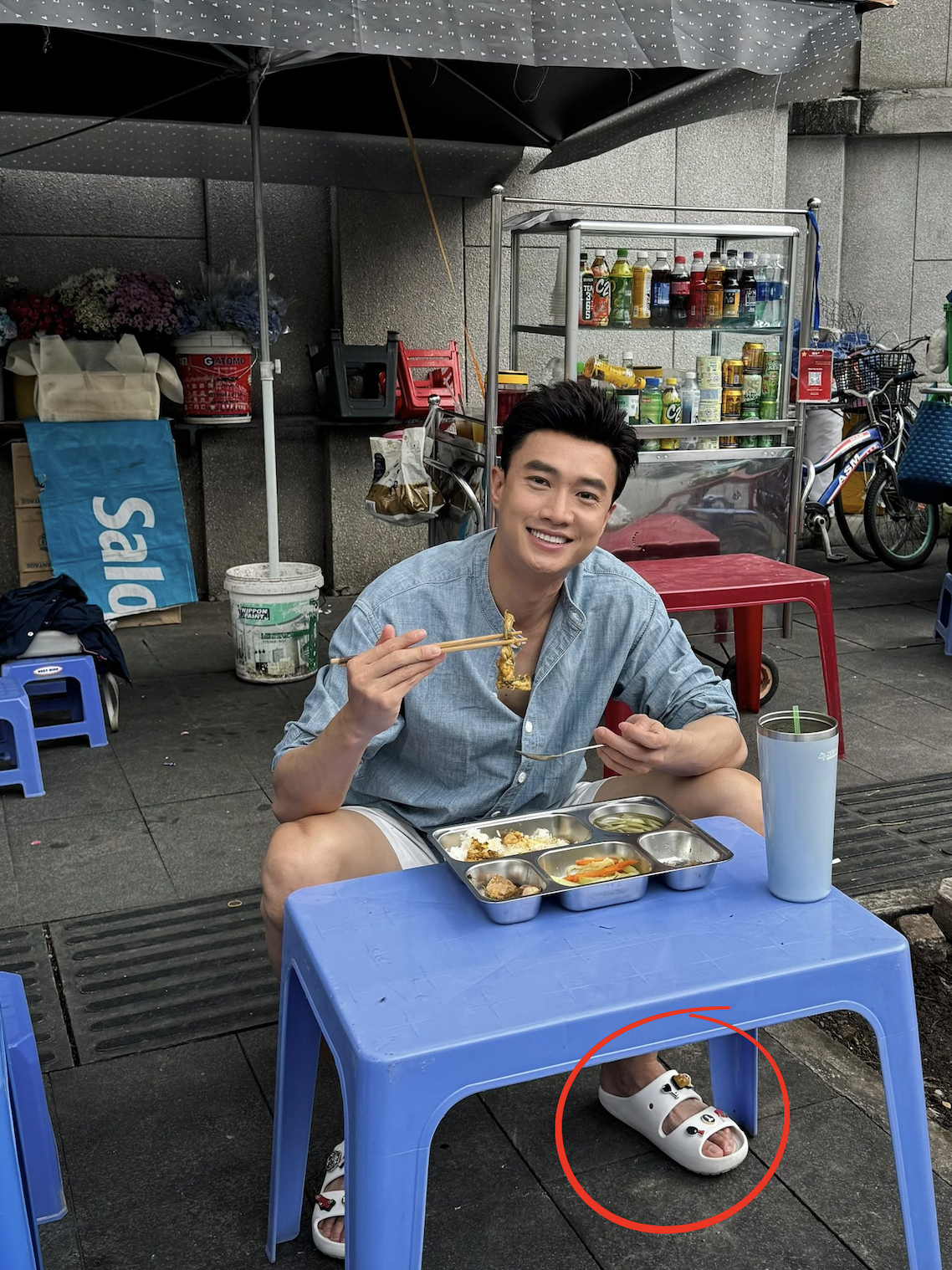 Hoá ra nam diễn viên đã có sở thích dùng những món đồ có phong cách nhí nhảnh này từ trước (Ảnh FBNV).