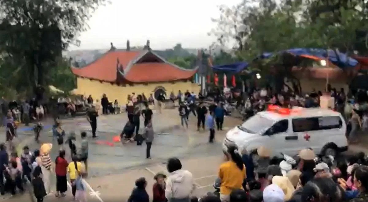 Đô vật bất ngờ bị chấn thương khi thi đấu tại lễ hội vật ở Hà Nội, phải đưa đi bệnh viện: Tình hình sức khỏe ra sao?