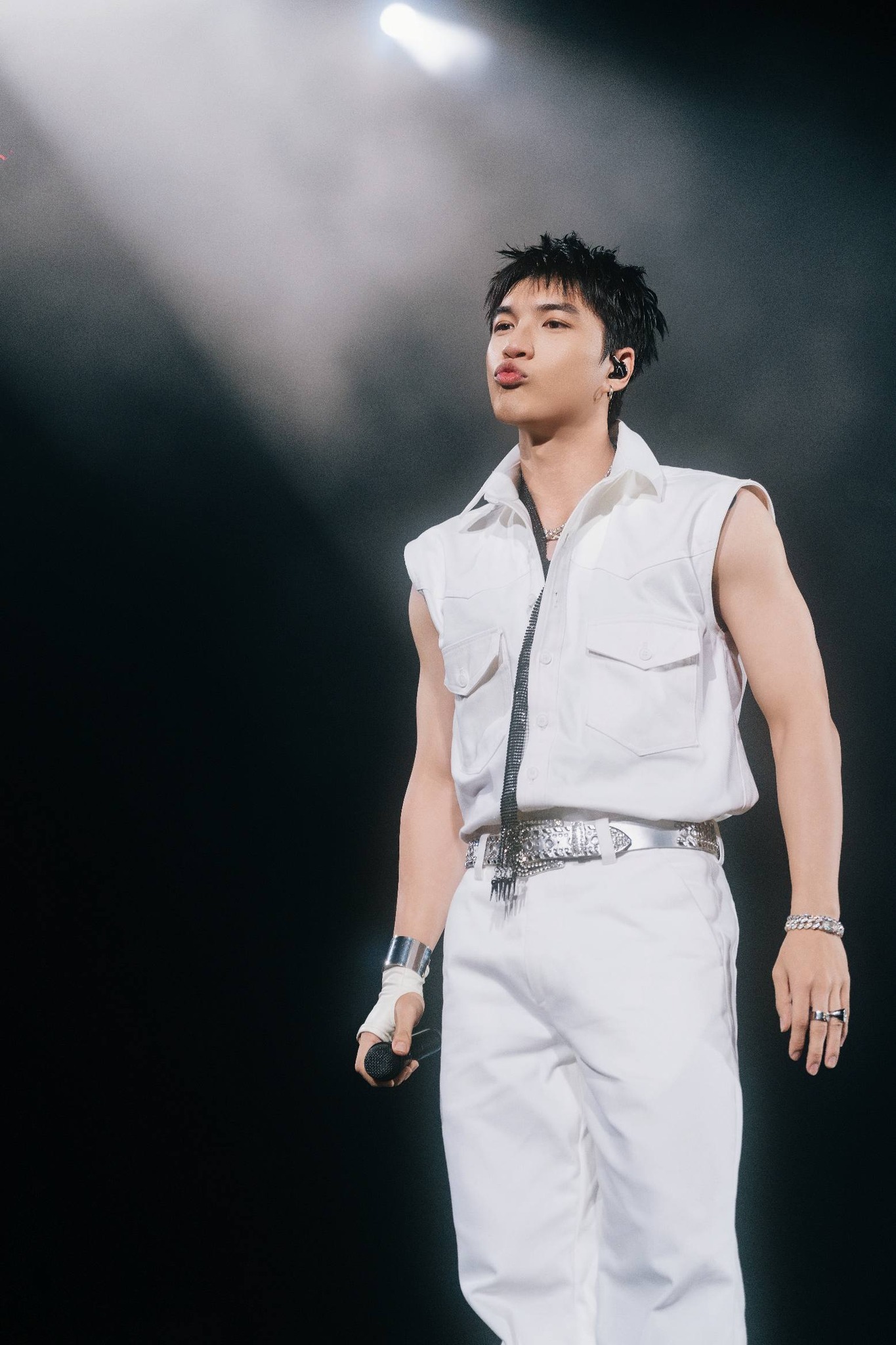 HIEUTHUHAI từng chia sẻ anh chỉ muốn dùng âm nhạc để trả lời cho những vấn đề riêng tư 