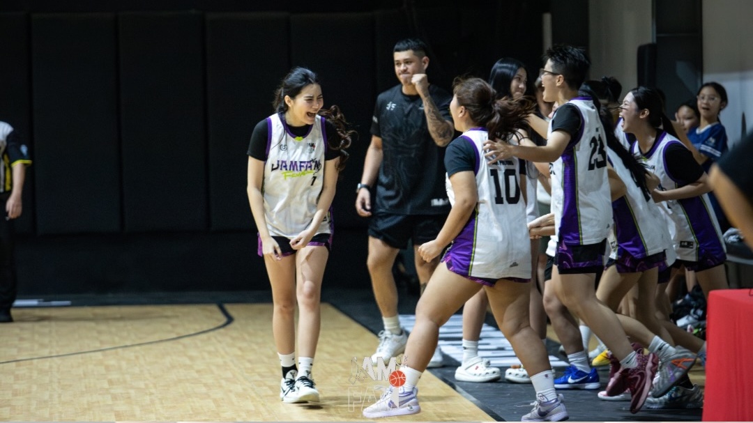 Khoảnh khắc Hạt Dẻ và các đồng đội ăn mừng