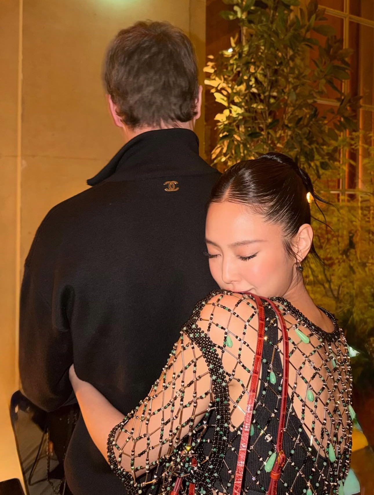 Tatthành viên nhóm BLACKPINK gây xôn xao khi tự tung ảnh ôm 1 người đàn ông từ sau lưng đầy thân mật. Nhưng danh tính của đối phương sớm được làm rõ. Đó không phải bạn trai Jennie mà là giám đốc sáng tạo Mhieu Blazy của Chanel. Ảnh: Instagram.