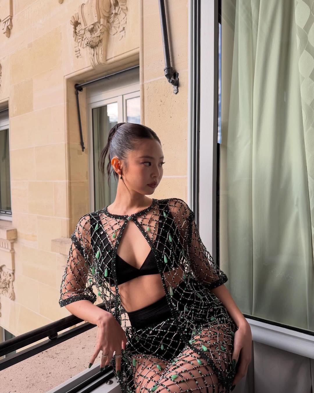 Jennie ở show Chanel: Hở bạo đến từng milimet, tự tung ảnh ôm ấp trai lạ khiến cõi mạng dậy sóng