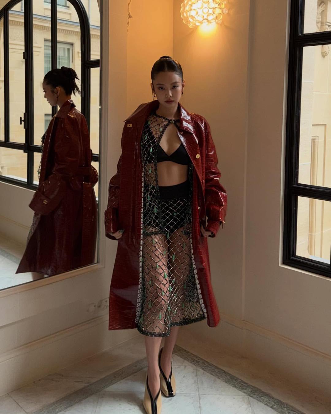   Đặc biệt khi thấy vòng eo 0% mỡ thừa, lộ rõ đường rãnh bụng của Jennie, ai cũng phải trầm trồ. Với dáng chuẩn thế này, bảo sao nữ idol diện đồ nào cũng đỉnh khỏi bàn. Ảnh: Instgram.   