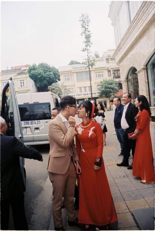 Hoàng Dũng công khai chuyện đã bí mật kết hôn từ 6 năm trước với công chúng vào ngày 8/3. Ảnh: FBNV