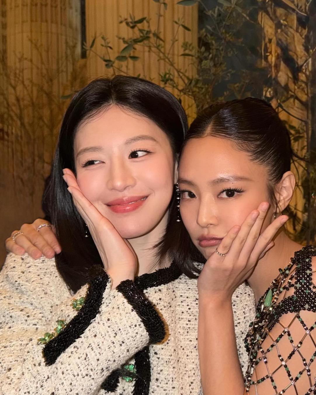 ... và Go Youn Jung. Ảnh: Instagram. 