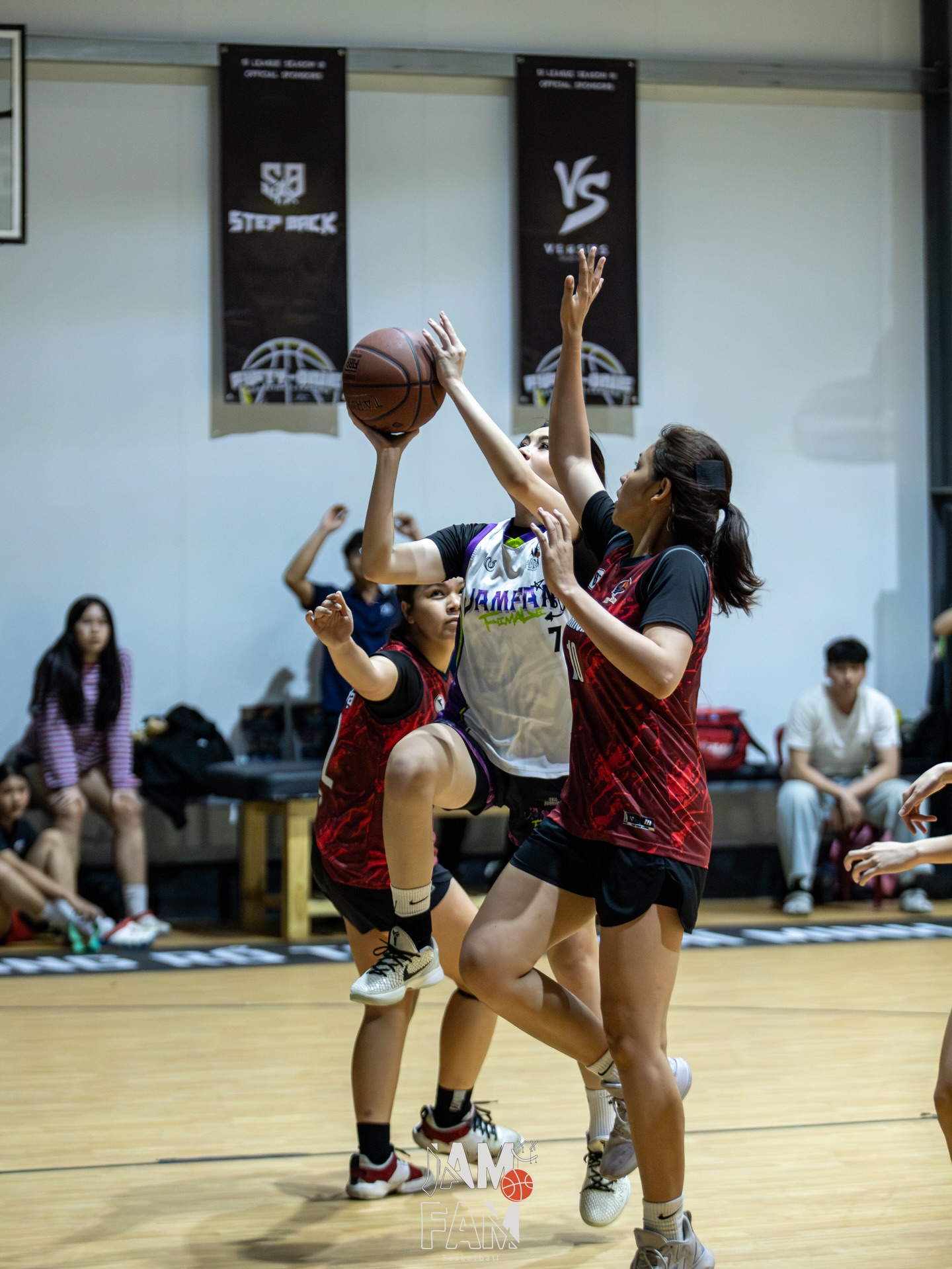 Một pha chuẩn bị lên rổ của Hạt Dẻ trong vòng vây của 2 cầu thủ đối phương