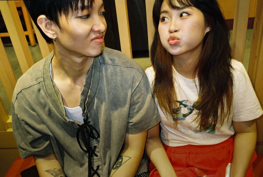 Đám cưới của cặp đôi được tổ chức đơn giản, bàn ghế và ấm chén đi mượn của hàng xóm. Ảnh: FBNV