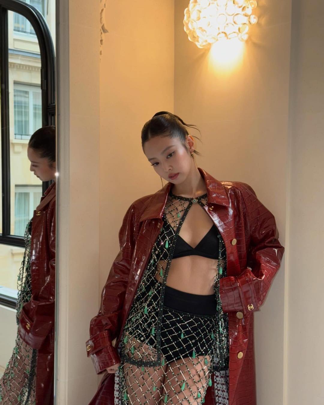 Thiết kế phá cách và táo bạo đến từ Chanel tôn trọn body nuột nà, gợi cảm đỉnh cao của Jennie. Ảnh: Instagram.