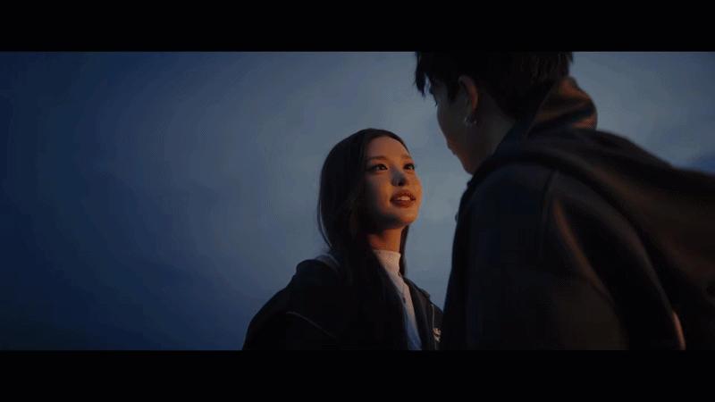 Nếu Joan Tina thể hiện khá tròn trịa hình ảnh một cô gái đang yêu với ánh mắt tình tứ, những cử chỉ quan tâm và biểu cảm đủ thuyết phục, thì HIEUTHUHAI lại bị nhận xét là khá nhạt nhòa