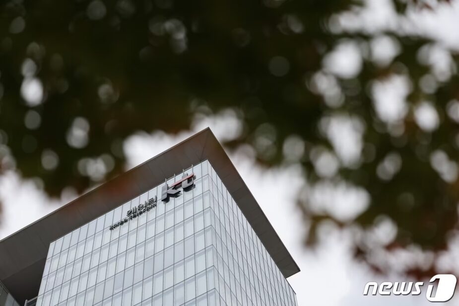 Phương tiện công cộng điều chỉnh hoạt động, các tòa nhà xung quanh phải đóng cửa trong ngày BTS biểu diễn. Ảnh: News1