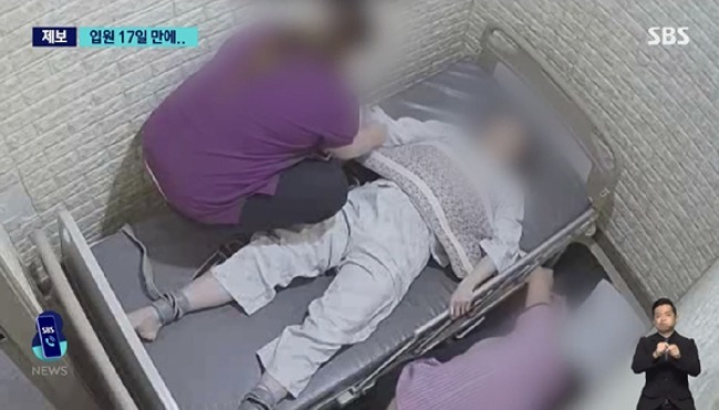 Hình ảnh nữ bệnh nhân bị trói chân, được các y tá cho dùng thuốc trước khi tử vong đã gây xôn xao dư luận. Ảnh: Nate