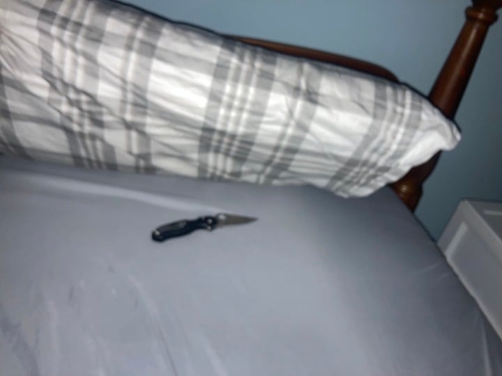 Nhìn ngay đầu giường: Thấy 3 thứ này thì nên dọn sớm, càng để lâu càng dễ xui xẻo