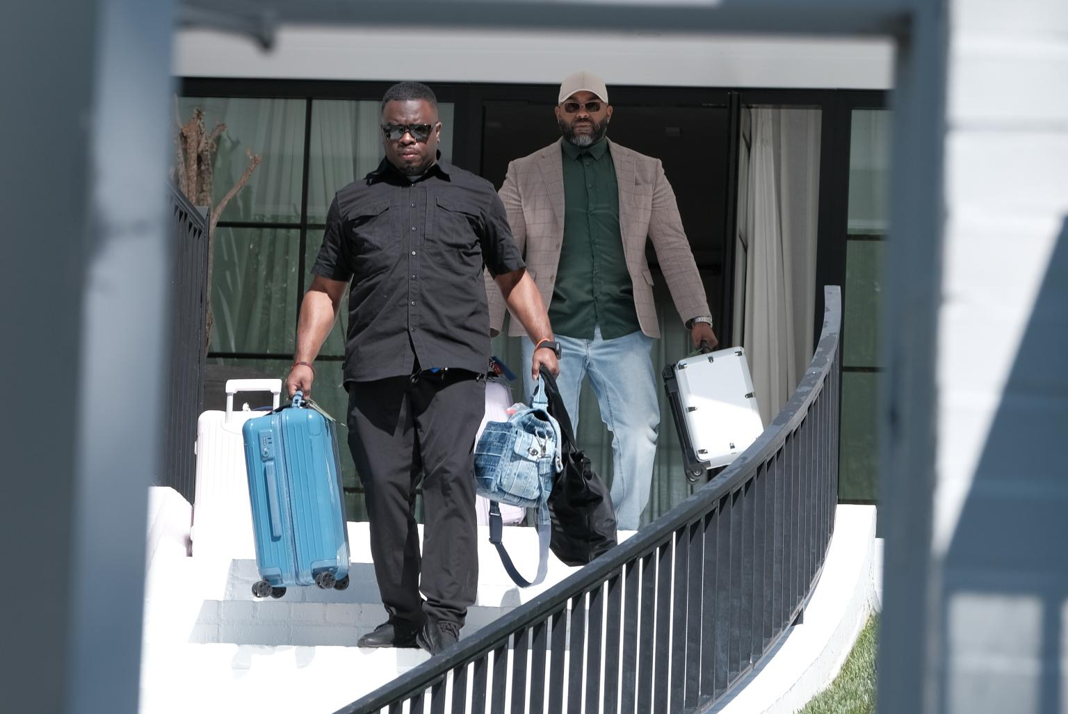 Nhân viên an ninh chuyển đồ ra khỏi nhà của nữ ca sĩ vào hôm thứ Hai. Ảnh: Page Six