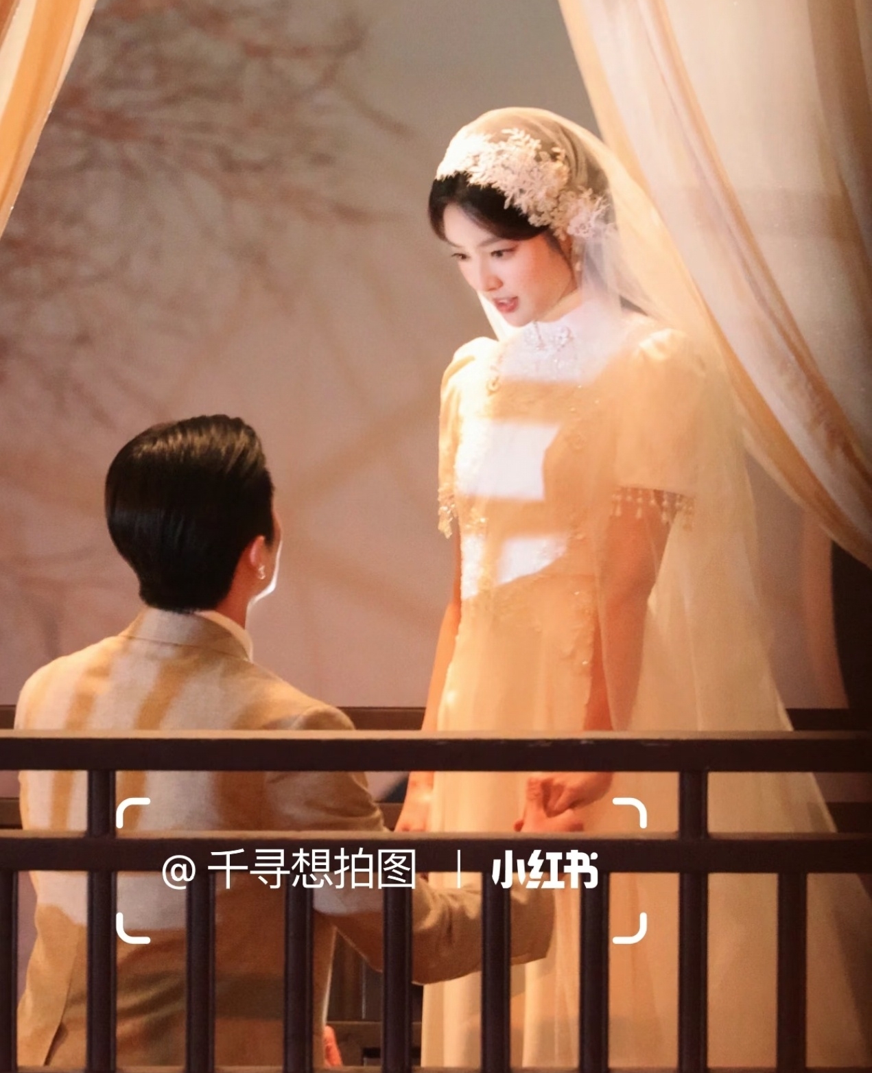 Bộ váy của Từ Nhược Hàm được khen ngợi đặc biệt hợp với khí chất thanh lịch dịu dàng của cô