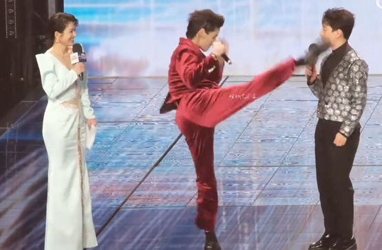 Hướng Tả biến nghề MC trở thành công việc nguy hiểm ở Cbiz. Ảnh: Weibo. 