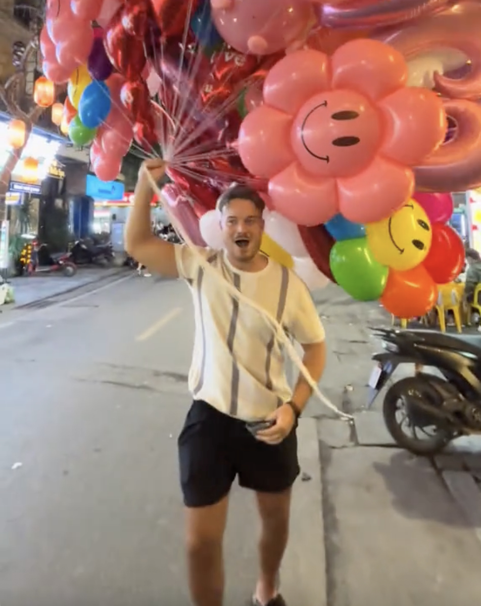 (Nguồn: @alexanderthomasdugdale)