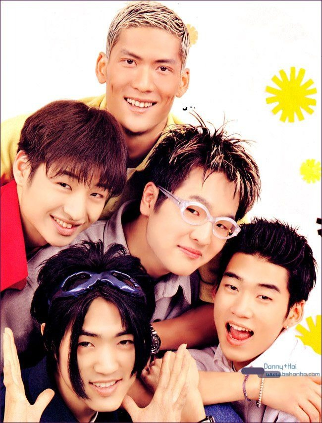 Joon Park (tóc vàng) ra mắt năm 1999 khi tròn 30 tuổi. Ảnh: X