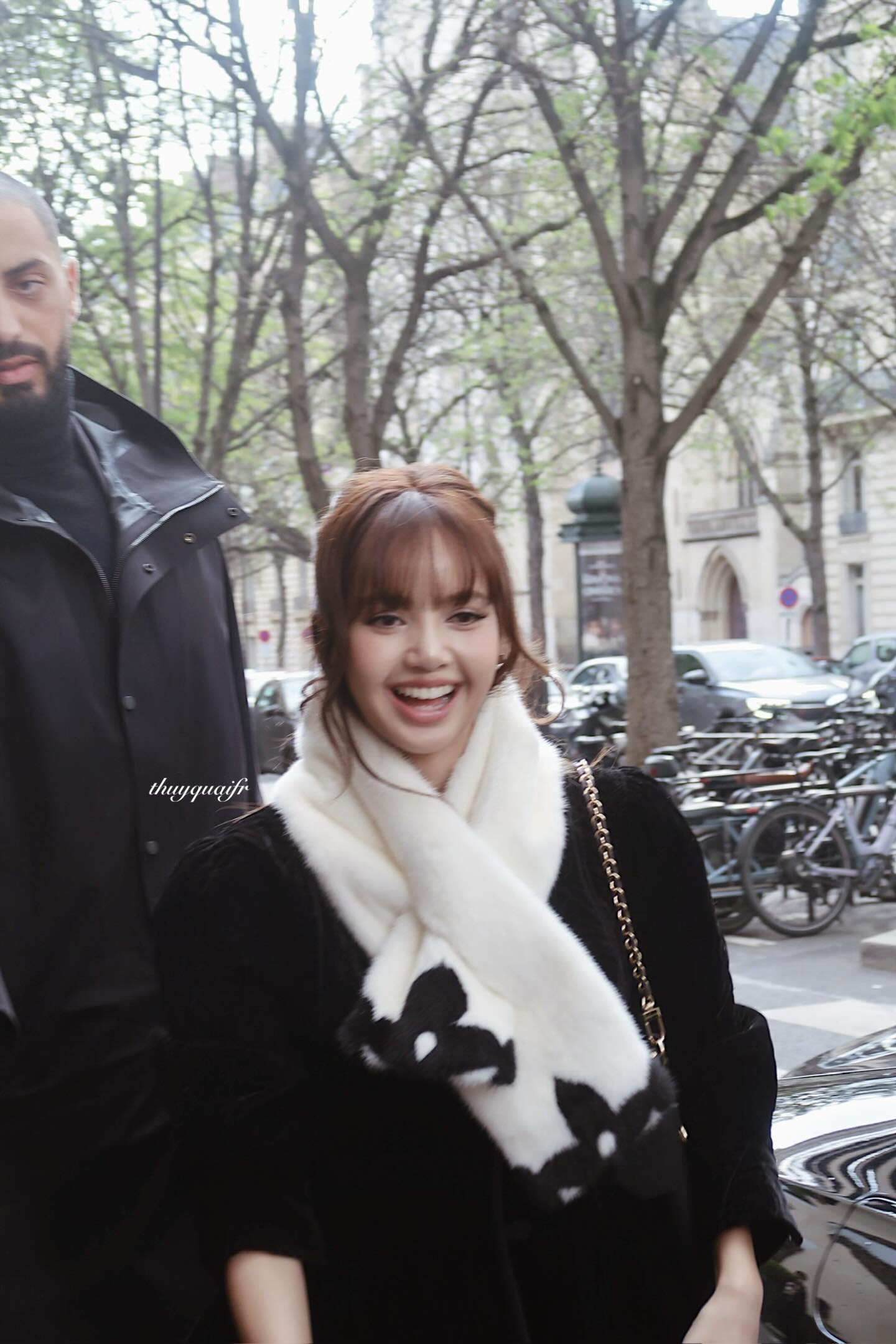 Lisa rạng rỡ khi được fan chào đón. Nữ idol lúc này đã mặc thêm áo và choàng thêm khăn tránh rét. (Ảnh @thuthuyfr)