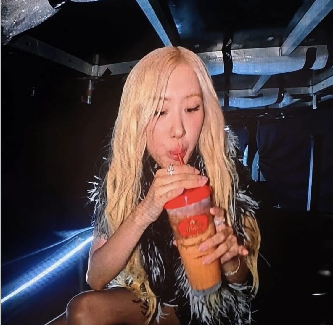 Hình ảnh Rosé (BLACKPINK) uống trà sữa ChaTraMue ngay trong concert