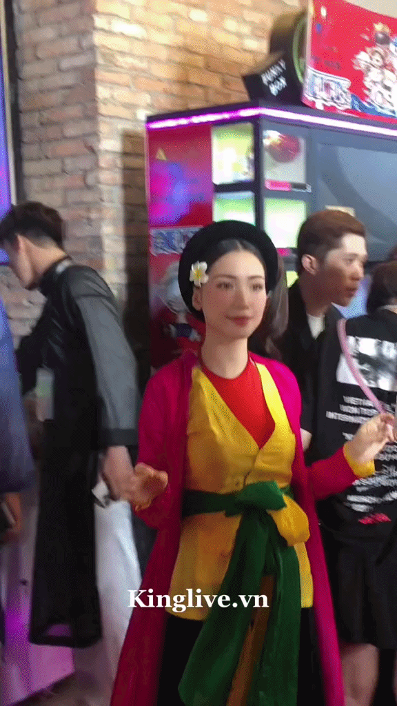  Không chỉ trong MV, tại sự kiện họp báo ra mắt sản phẩm âm nhạc, Hoà Minzy cũng mặc trang phục Thị Mầu có bầu 