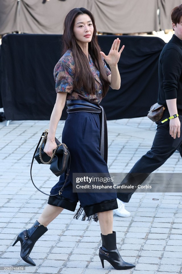 Mọi sự chú ý đổ dồn về Jeon Ji Hyun khi cô xuất hiện tại Paris Fashion Week. Ảnh: Getty Images.